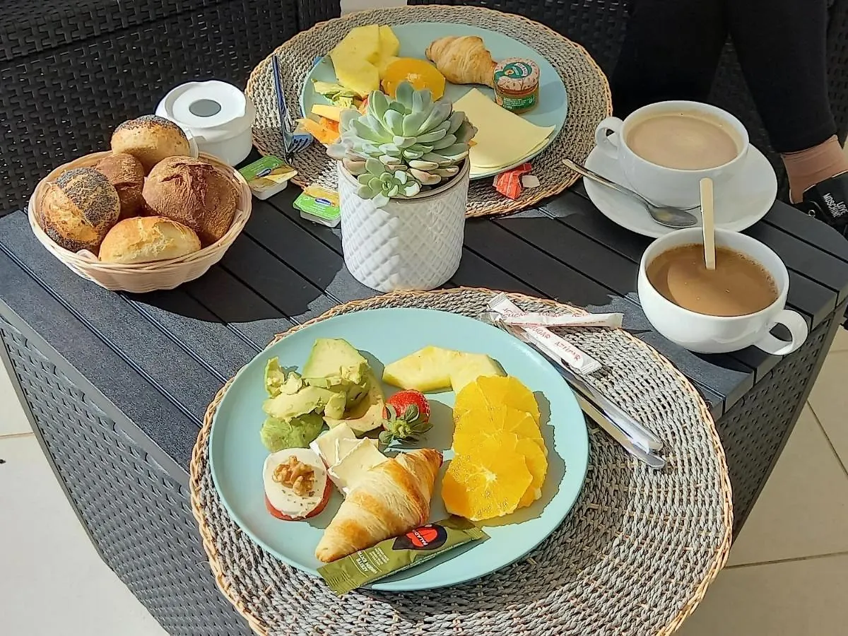 Bowen, Luxury Suites Lagos