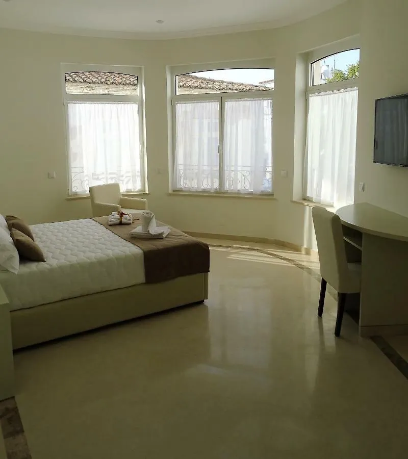 Bowen, Luxury Suites Lagos