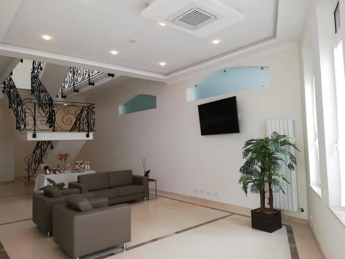 Bowen, Luxury Suites Lagos